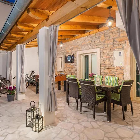 Holiday home Amazing In Duga Uvala